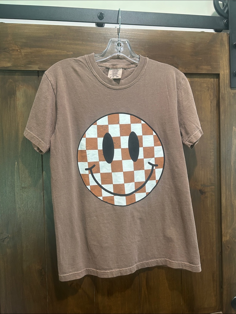A26 NWOT -- Comfort Colors Brown Graphic Tee with Checker Smiley Size Small